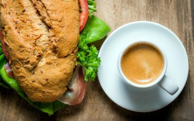 Caffè con un panino
