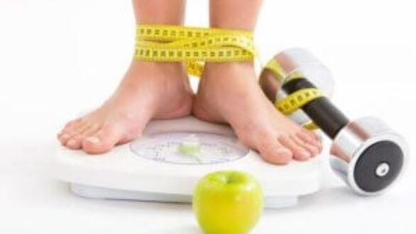 Per prevenire lo sviluppo delle vene varicose, devi combattere l'eccesso di peso e mangiare bene.