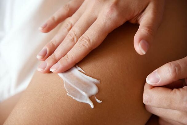Utilizzando una crema medicinale per le vene varicose